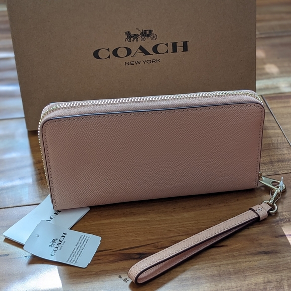 Coach Refined Pebbled Leather  Zip Close Wristlet Wallet + Gift Box Nwt ❤️